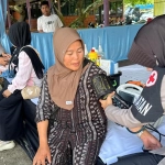 Biddokkes Polda Sulbar Siaga di Pantai Mallawa, Antisipasi Sengatan Ubur-Ubur dan Bulu Babi saat Libur Lebaran