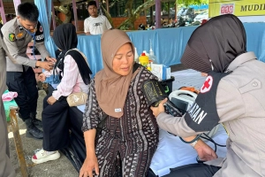 Biddokkes Polda Sulbar Siaga di Pantai Mallawa, Antisipasi Sengatan Ubur-Ubur dan Bulu Babi saat Libur Lebaran