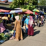 Suasana barisan gerai makanan dan produk lokal milik warga di sekitar area pengajian ekonomi ngaji selosonan.