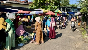 Suasana barisan gerai makanan dan produk lokal milik warga di sekitar area pengajian ekonomi ngaji selosonan.