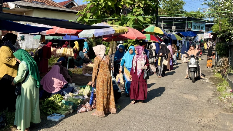 Suasana barisan gerai makanan dan produk lokal milik warga di sekitar area pengajian ekonomi ngaji selosonan.