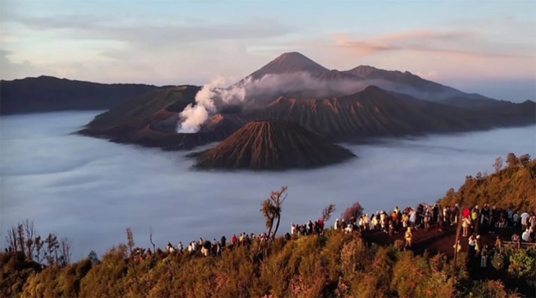 Suasana Kampung Quran Bromo yang diselimuti kabut tebal lereng Tengger